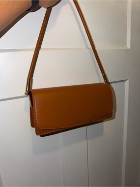 Classic Tan Shoulder Bag - Sleek Leather Style